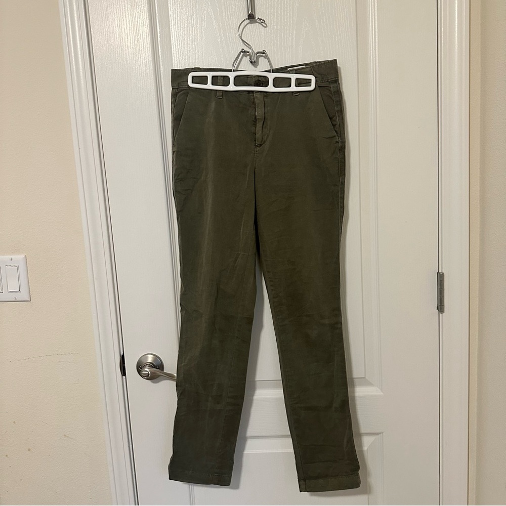 GAP Girlfriend Chinos / Run Big / Great Condition / Olive Green / Flat Front